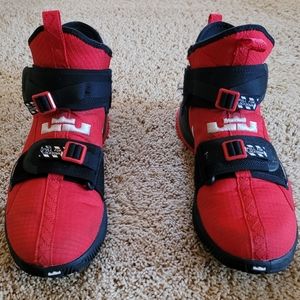 LeBron Soldier 13 FlyEase. Mens Basketball Shoes.